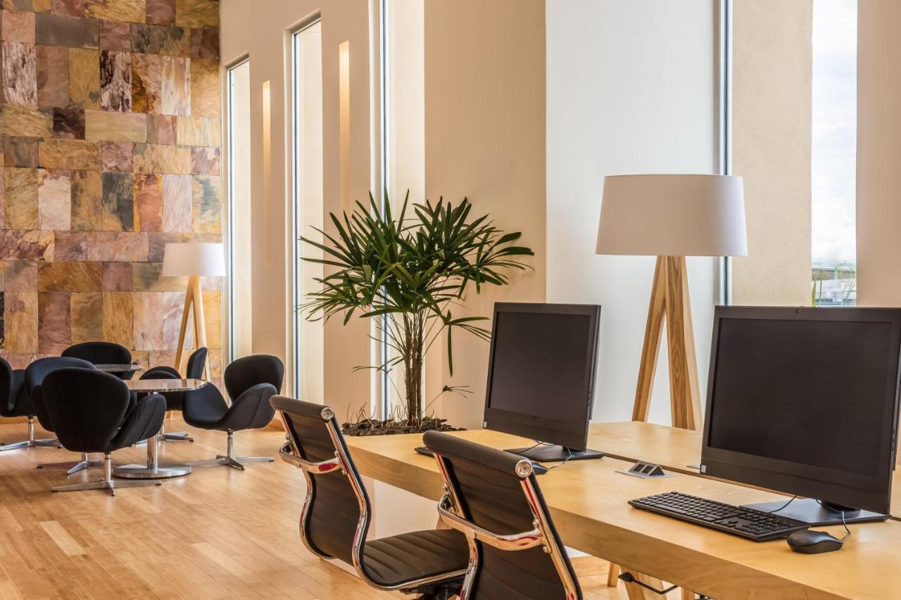 Fiesta Inn Silao Puerto Interior Экстерьер фото