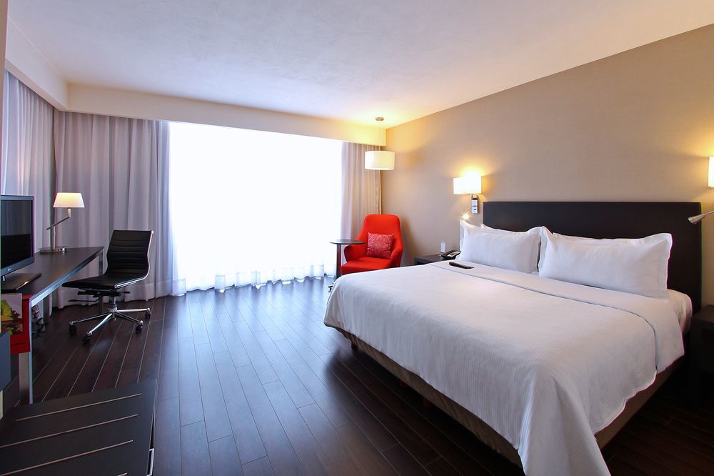 Fiesta Inn Silao Puerto Interior Экстерьер фото